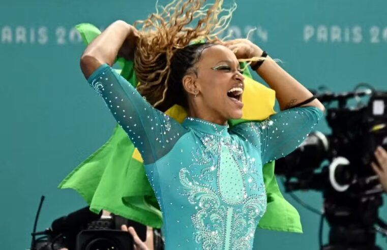 REBECA ANDRADE CONQUISTA OURO NO SOLO E SE TORNA A MAIOR ATLETA OLÍMPICA DO BRASIL