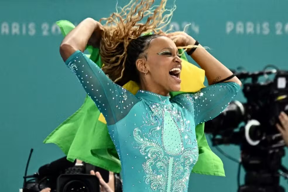 REBECA ANDRADE CONQUISTA OURO NO SOLO E SE TORNA A MAIOR ATLETA OLÍMPICA DO BRASIL