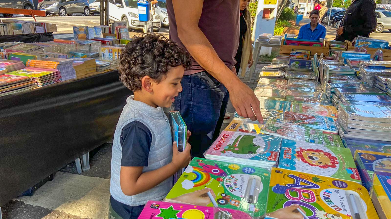 FEIRA DO LIVRO EM ARUJÁ SEGUE ATÉ O DIA 15