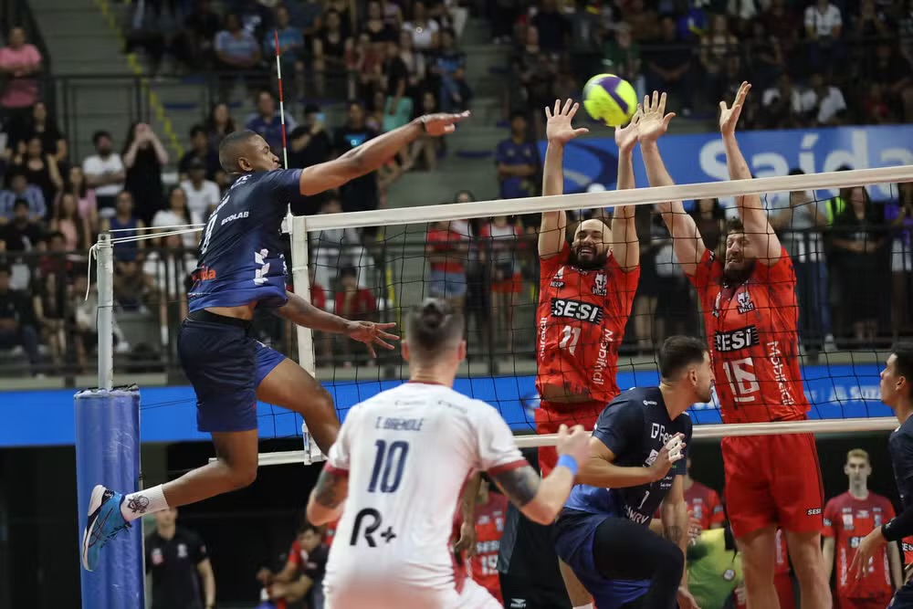 SUZANO VÔLEI ENFRENTA SESI BAURU NO PRIMEIRO JOGO DA SEMIFINAL DO CAMPEONATO PAULISTA HOJE