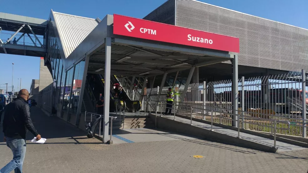 MULHER CAI ENTRE O TREM E A PLATAFORMA NA ESTAÇÃO SUZANO