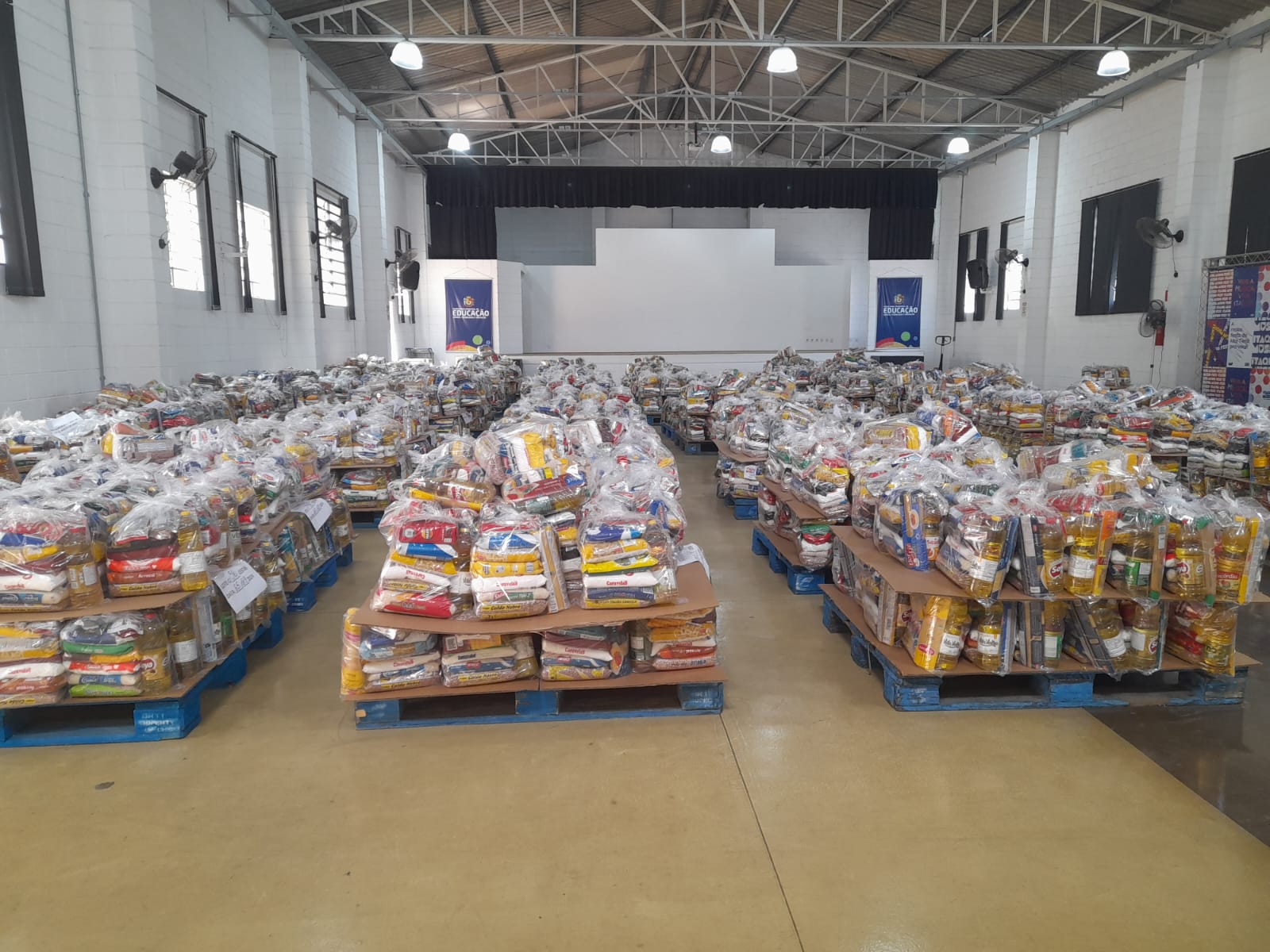 FUNDO SOCIAL DE ITAQUÁ RECEBE 85 TONELADAS DE ALIMENTOS DOADAS PELO ITAQUÁ MUSIC FEST