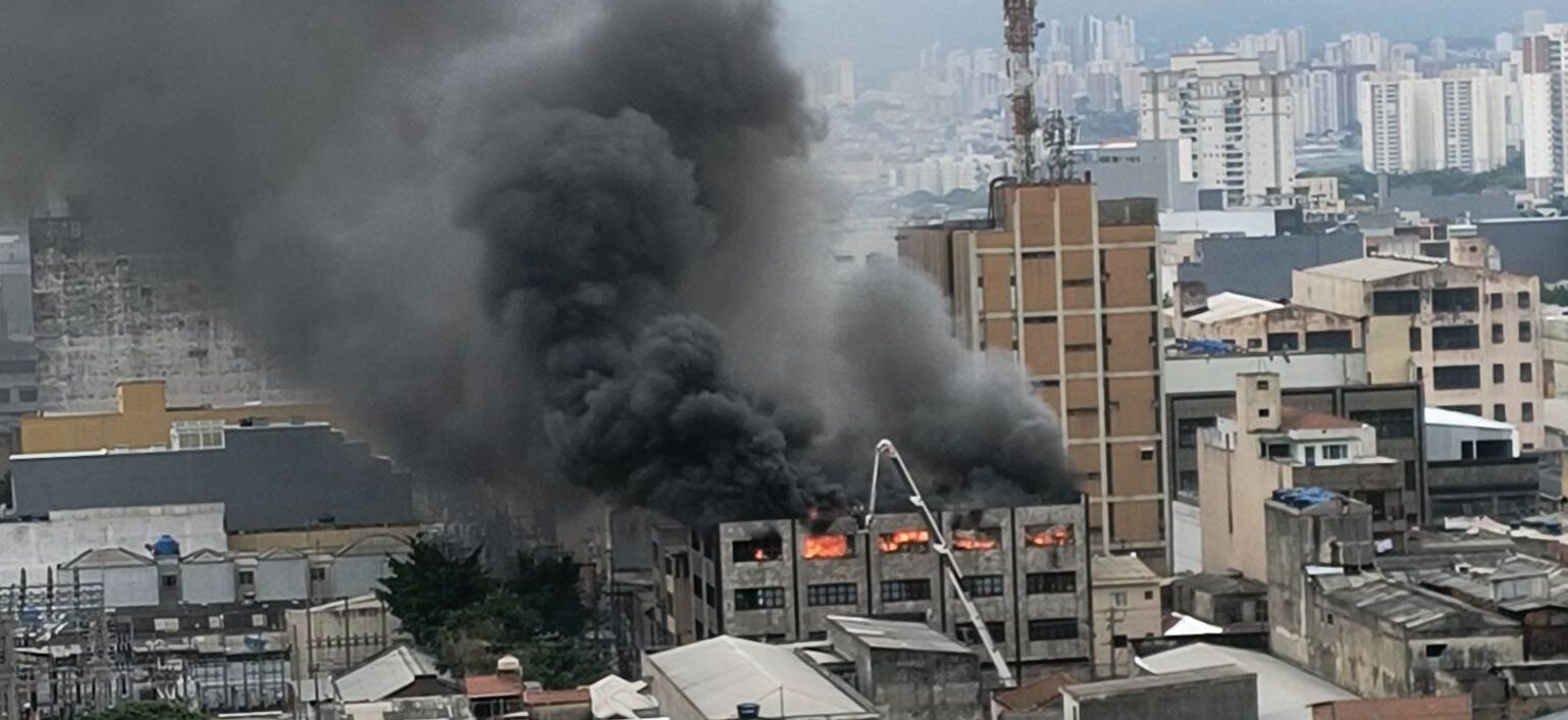 INCÊNDIO DE GRANDES PROPORÇÕES ATINGE SHOPPING 25 NO BRÁS