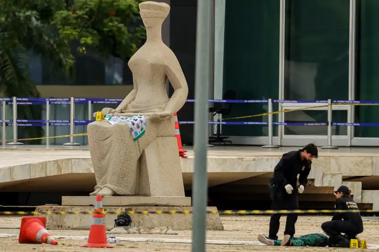 HOMEM LANÇA EXPLOSIVOS EM FRENTE AO STF E MORRE APÓS DETONAÇÃO