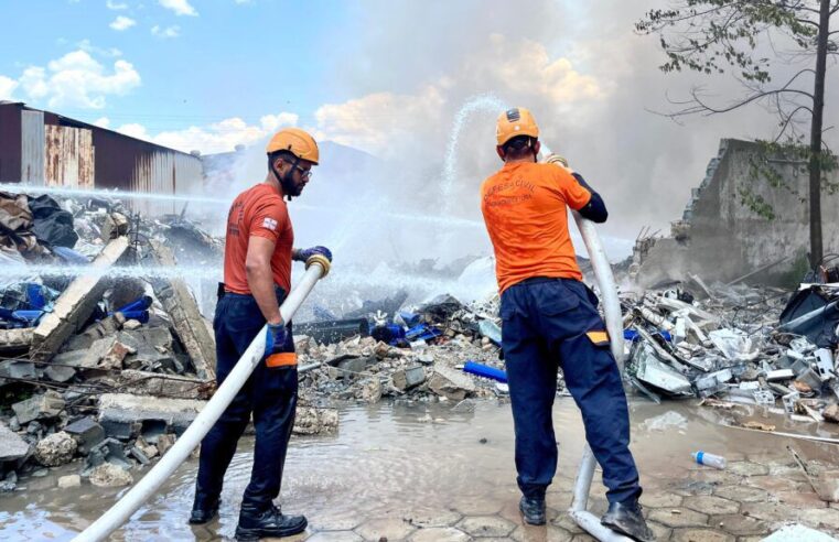 INCÊNDIO ATINGE FÁBRICA DE RECICLÁVEIS EM ITAQUÁ