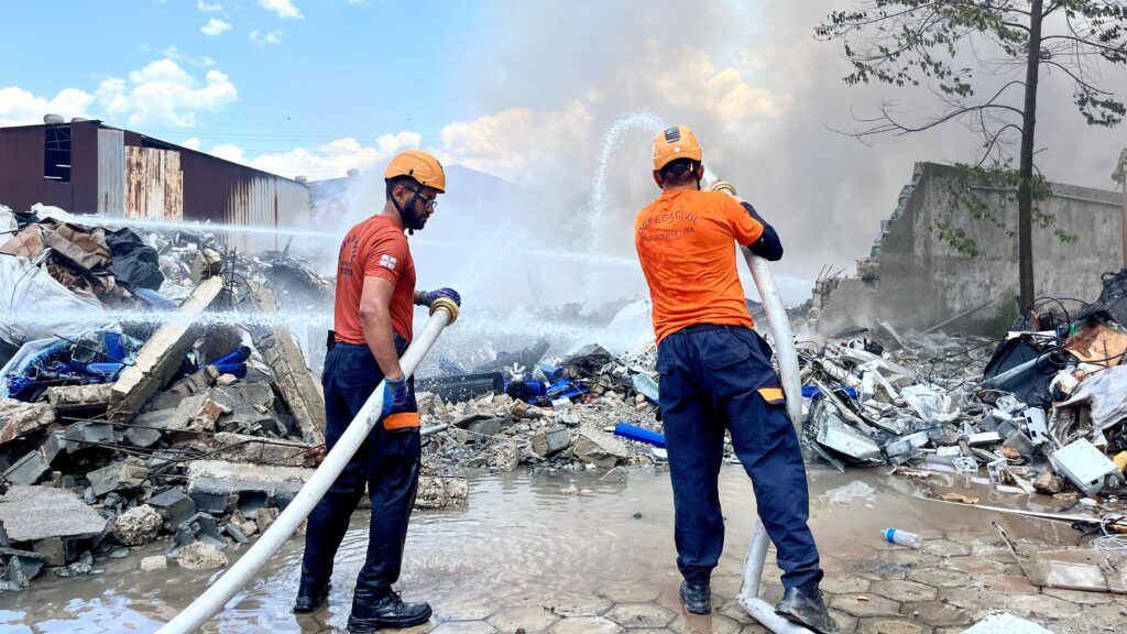 INCÊNDIO ATINGE FÁBRICA DE RECICLÁVEIS EM ITAQUÁ