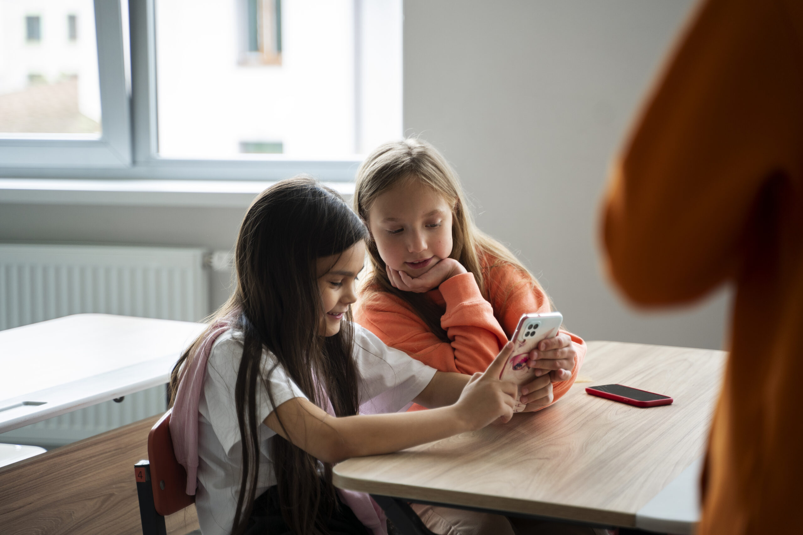 NOVA LEI PROÍBE USO DE CELULARES NAS ESCOLAS DE SP