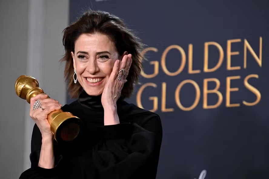 FERNANDA TORRES CONQUISTA GLOBO DE OURO POR PAPEL EM “AINDA ESTOU AQUI”