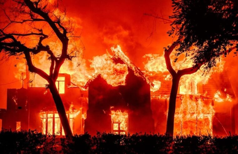 INCÊNDIOS DEVASTAM HOLLYWOOD HILLS E FORÇAM RETIRADA EM MASSA