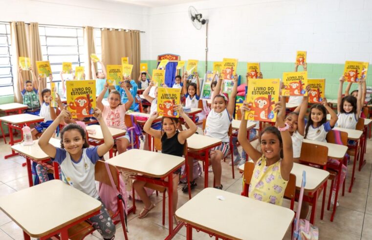 ITAQUÁ ENTREGA 75 MIL LIVROS DIDÁTICOS PARA ALUNOS DO ENSINO FUNDAMENTAL
