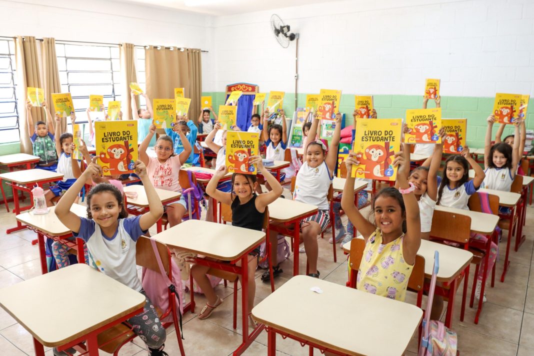 ITAQUÁ ENTREGA 75 MIL LIVROS DIDÁTICOS PARA ALUNOS DO ENSINO FUNDAMENTAL