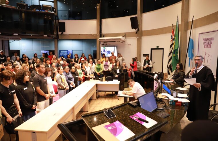 ESTUDANTES PARTICIPAM DE JÚRI SIMULADO SOBRE VIOLÊNCIA DOMÉSTICA EM ARUJÁ
