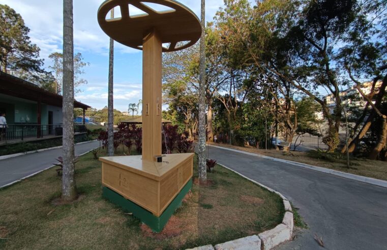 ARUJÁ INSTALA TOTEM SUSTENTÁVEL PARA CARREGAR CELULAR NO PARQUE DOS IPÊS