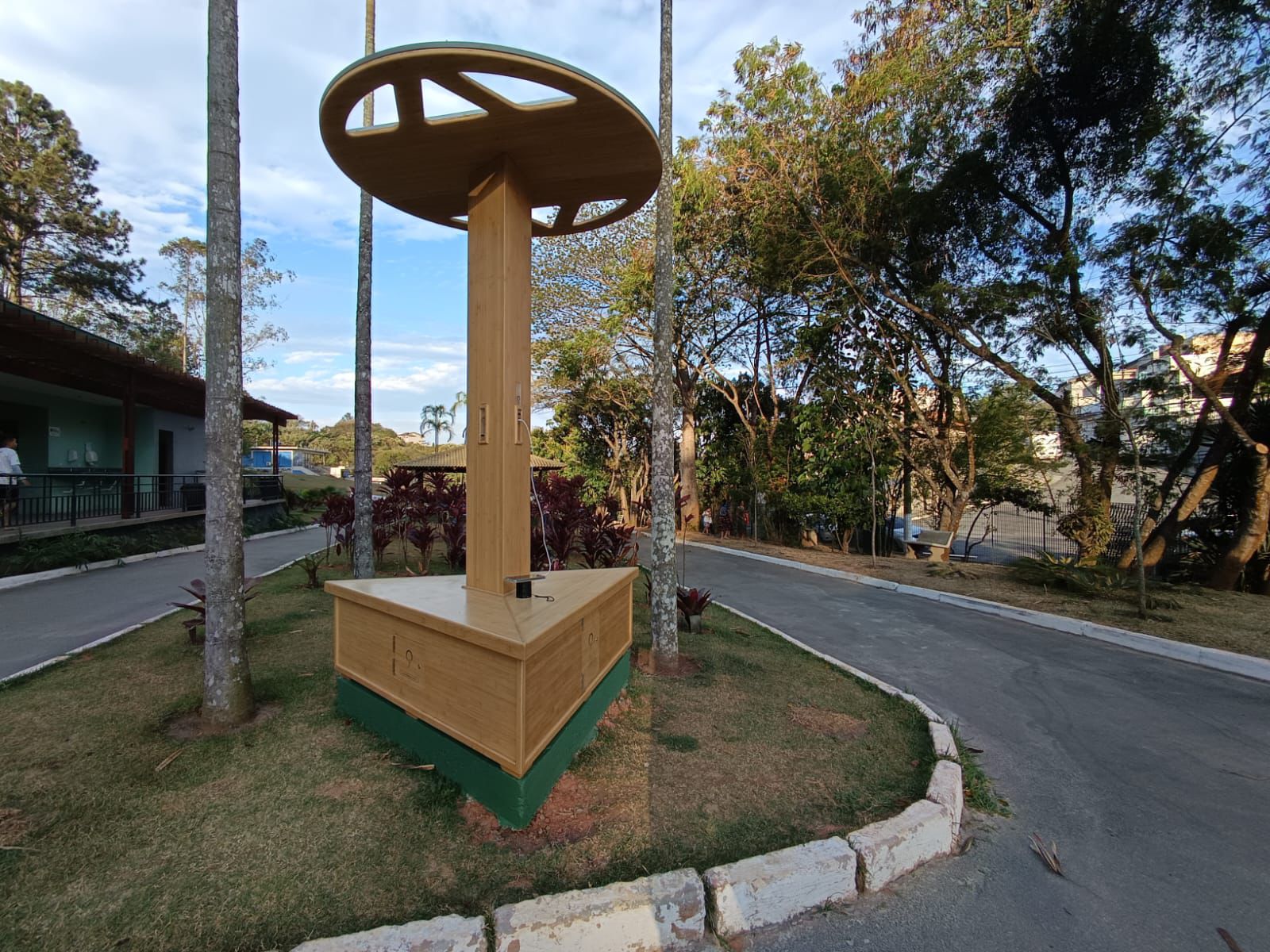 ARUJÁ INSTALA TOTEM SUSTENTÁVEL PARA CARREGAR CELULAR NO PARQUE DOS IPÊS