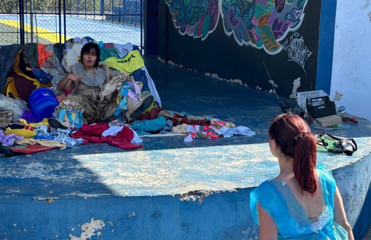 TEATRO DE RUA EM ARUJÁ: “NO FIM, CARNAVAL” APROXIMA POPULAÇÃO DA CULTURA