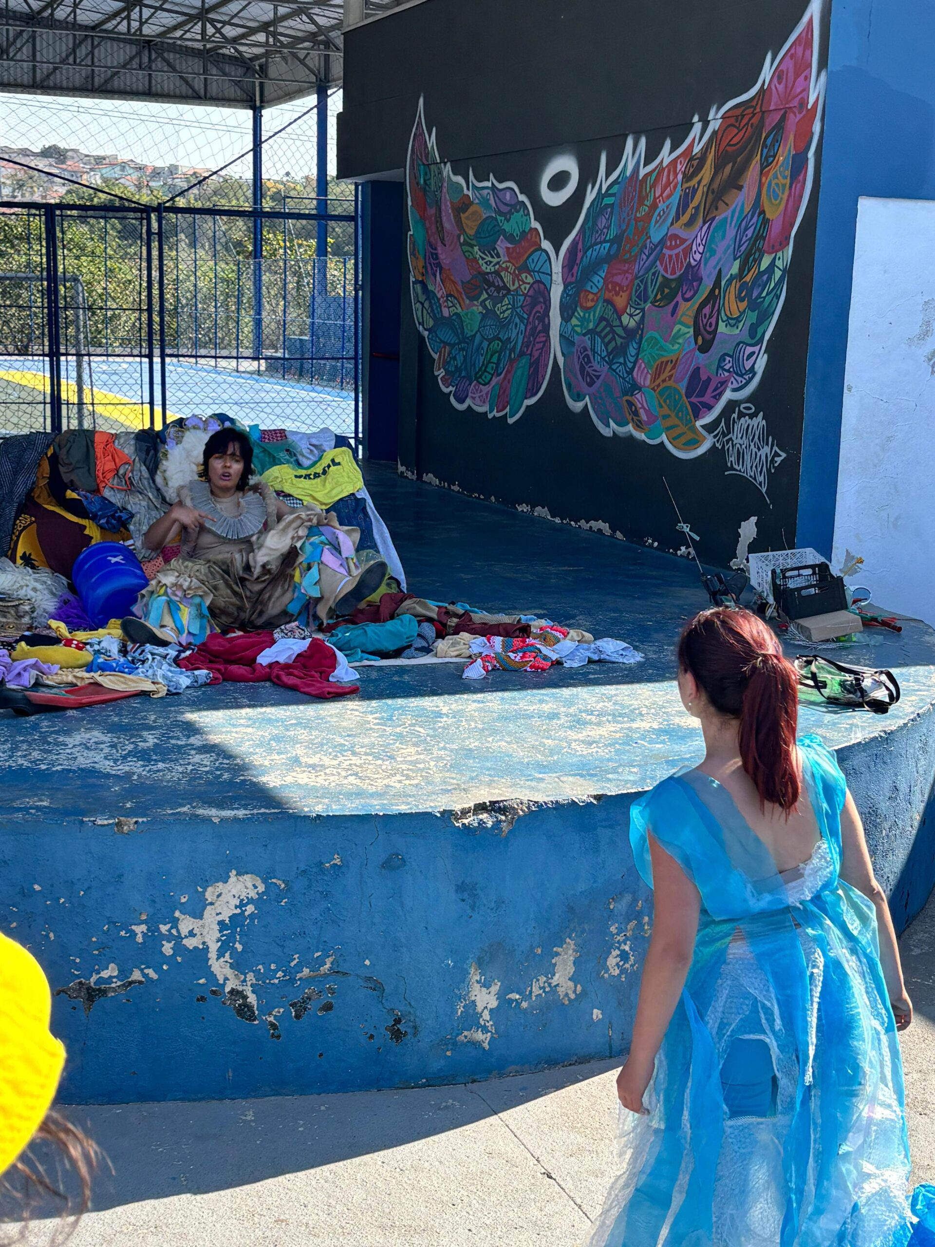 TEATRO DE RUA EM ARUJÁ: “NO FIM, CARNAVAL” APROXIMA POPULAÇÃO DA CULTURA