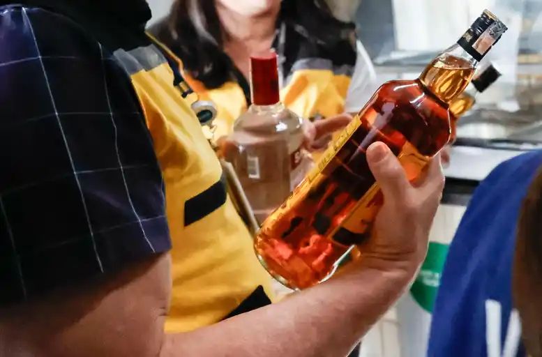 FORÇA-TAREFA FISCALIZA COMÉRCIOS SUSPEITOS DE VENDER BEBIDAS ADULTERADAS