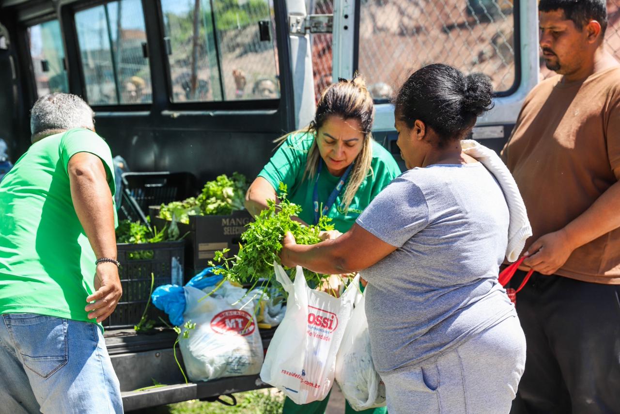 FEIRA SOLIDÁRIA DISTRIBUI CESTAS BÁSICAS E HORTALIÇAS EM FERRAZ