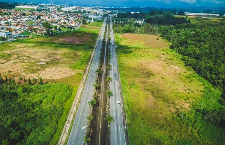 Arujá instituiu a Operação Chuvas de Verão com foco na prevenção e resposta a ocorrências típicas do período de chuvas intensas, como enchentes, alagamentos e deslizamentos. A ação teve início em 1º de dezembro de 2025 e seguirá até 31 de março de 2026.