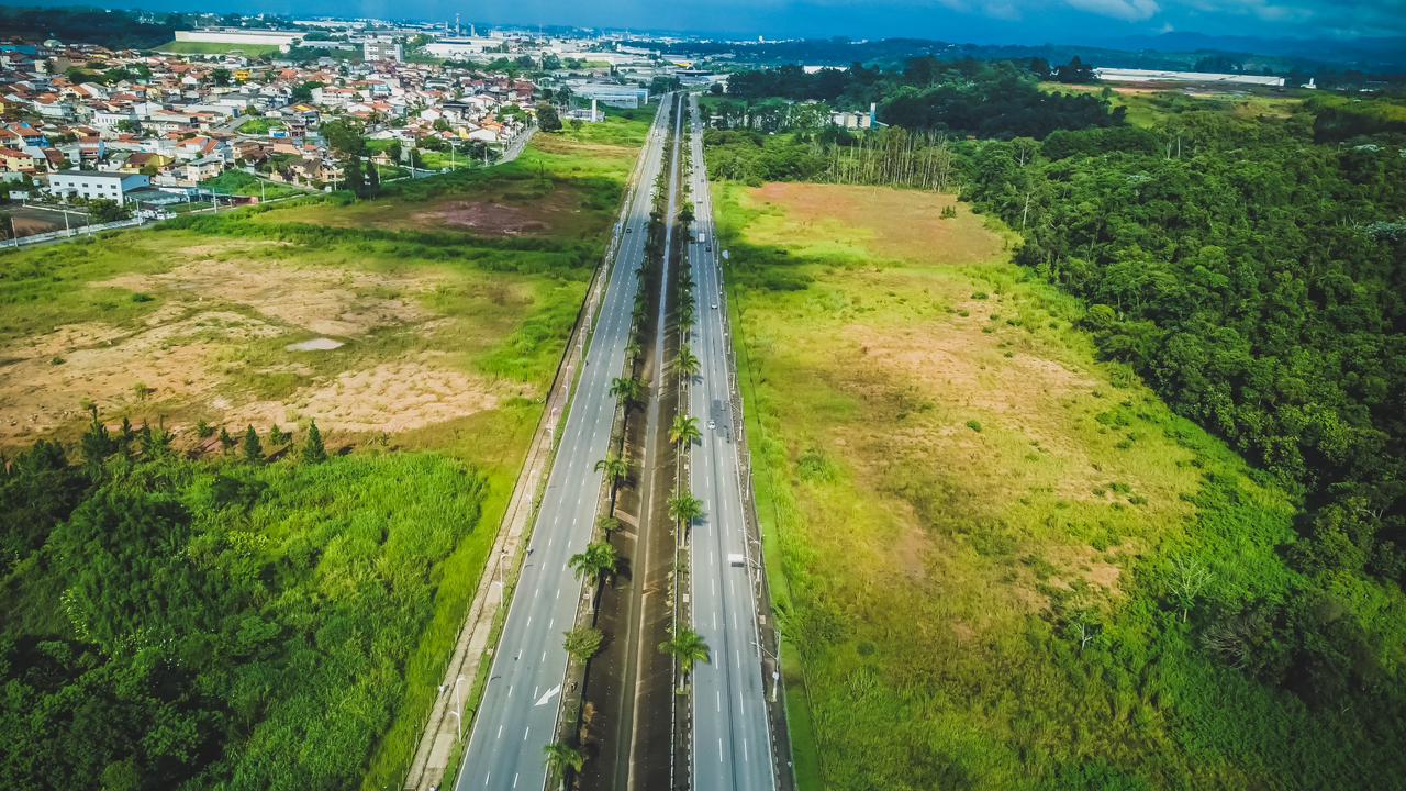 Arujá instituiu a Operação Chuvas de Verão com foco na prevenção e resposta a ocorrências típicas do período de chuvas intensas, como enchentes, alagamentos e deslizamentos. A ação teve início em 1º de dezembro de 2025 e seguirá até 31 de março de 2026.