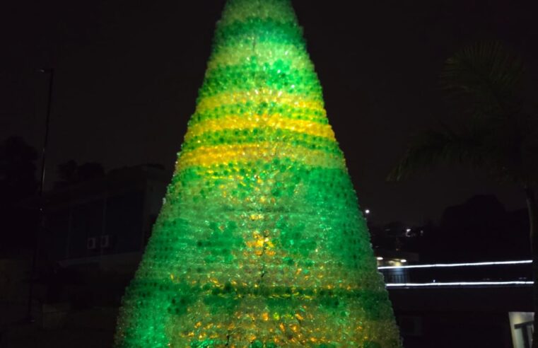 NATAL ECOLÓGICO: ÁRVORE DE 6 MIL GARRAFAS PET É ACESA EM ARUJÁ