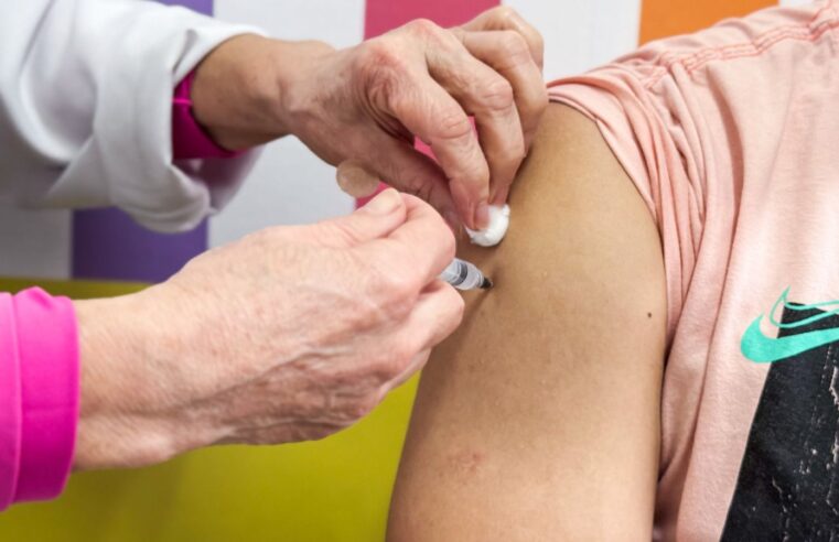 ARUJÁ LIDERA VACINAÇÃO CONTRA A DENGUE NA REGIÃO E SE DESTACA NO ESTADO