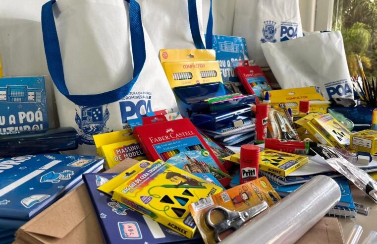 POÁ ENTREGA MATERIAL ESCOLAR E APOSTILAS PARA ALUNOS DA REDE MUNICIPAL