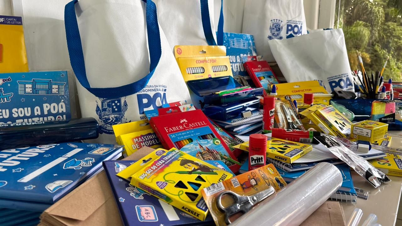 POÁ ENTREGA MATERIAL ESCOLAR E APOSTILAS PARA ALUNOS DA REDE MUNICIPAL