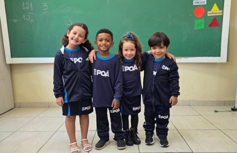 POÁ ENTREGA NOVOS UNIFORMES ESCOLARES PARA ALUNOS DA REDE MUNICIPAL