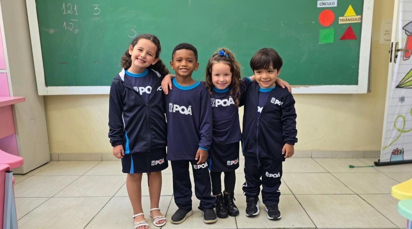 POÁ ENTREGA NOVOS UNIFORMES ESCOLARES PARA ALUNOS DA REDE MUNICIPAL