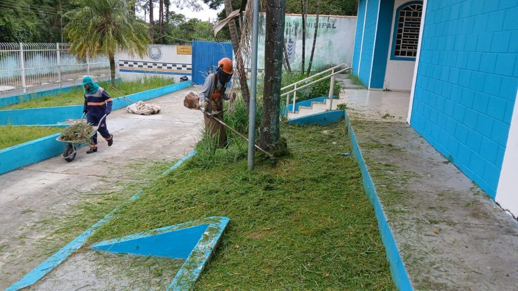 EXPOSIÇÃO DE PÁSCOA ECOLÓGICA TRANSFORMA GARRAFAS PET EM ARTE