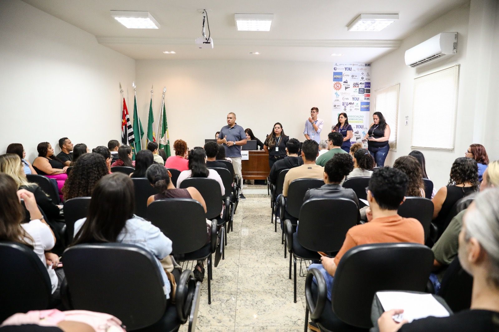 FERRAZ PROMOVE MUTIRÃO COM MAIS DE 130 VAGAS DE EMPREGO