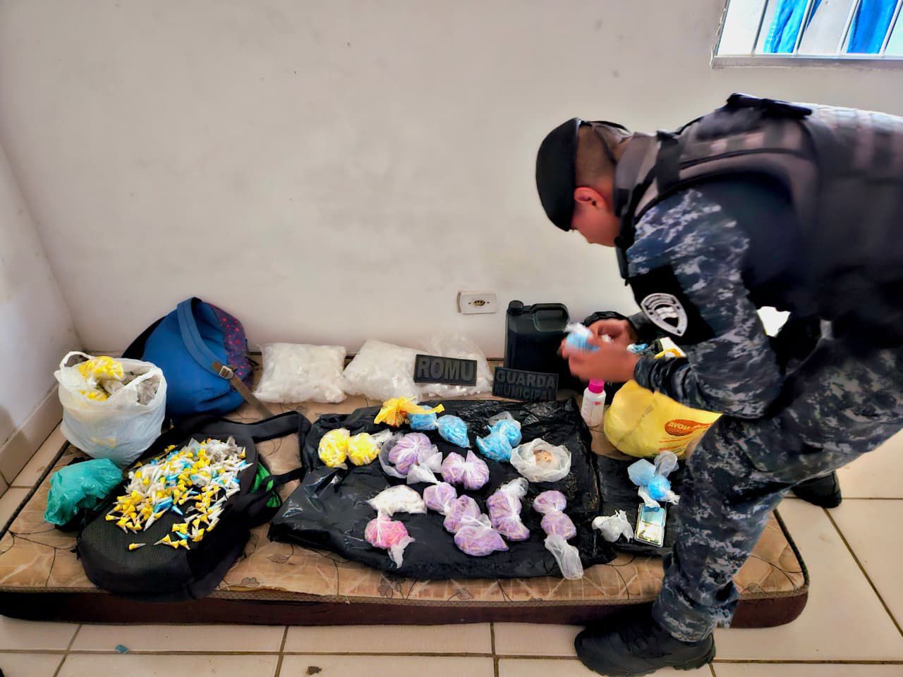 GCM DE ITAQUÁ DESCOBRE CASA-BOMBA COM 2,4 MIL ENTORPECENTES