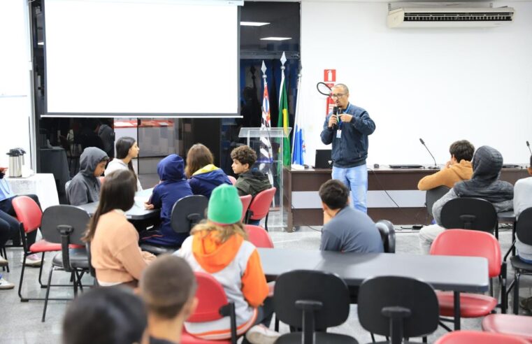 ESCOLA DO LEGISLATIVO DE ARUJÁ RECEBE ALUNOS PARA OFICINA DE PROJETOS DE LEI