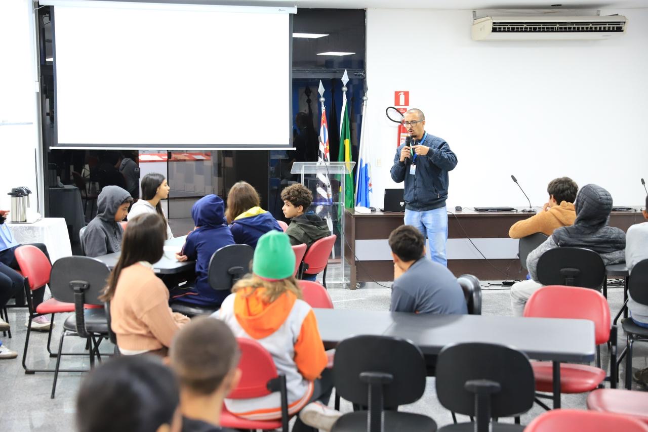 ESCOLA DO LEGISLATIVO DE ARUJÁ RECEBE ALUNOS PARA OFICINA DE PROJETOS DE LEI