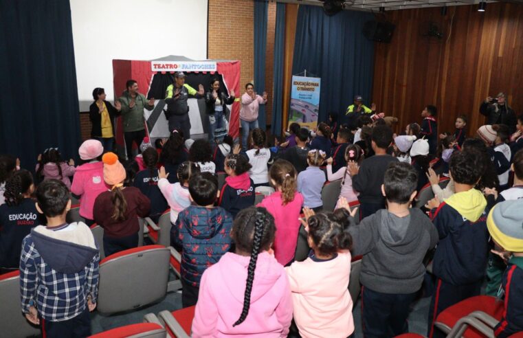 TEATRO DE FANTOCHES ENSINA SEGURANÇA NO TRÂNSITO A ALUNOS EM SUZANO