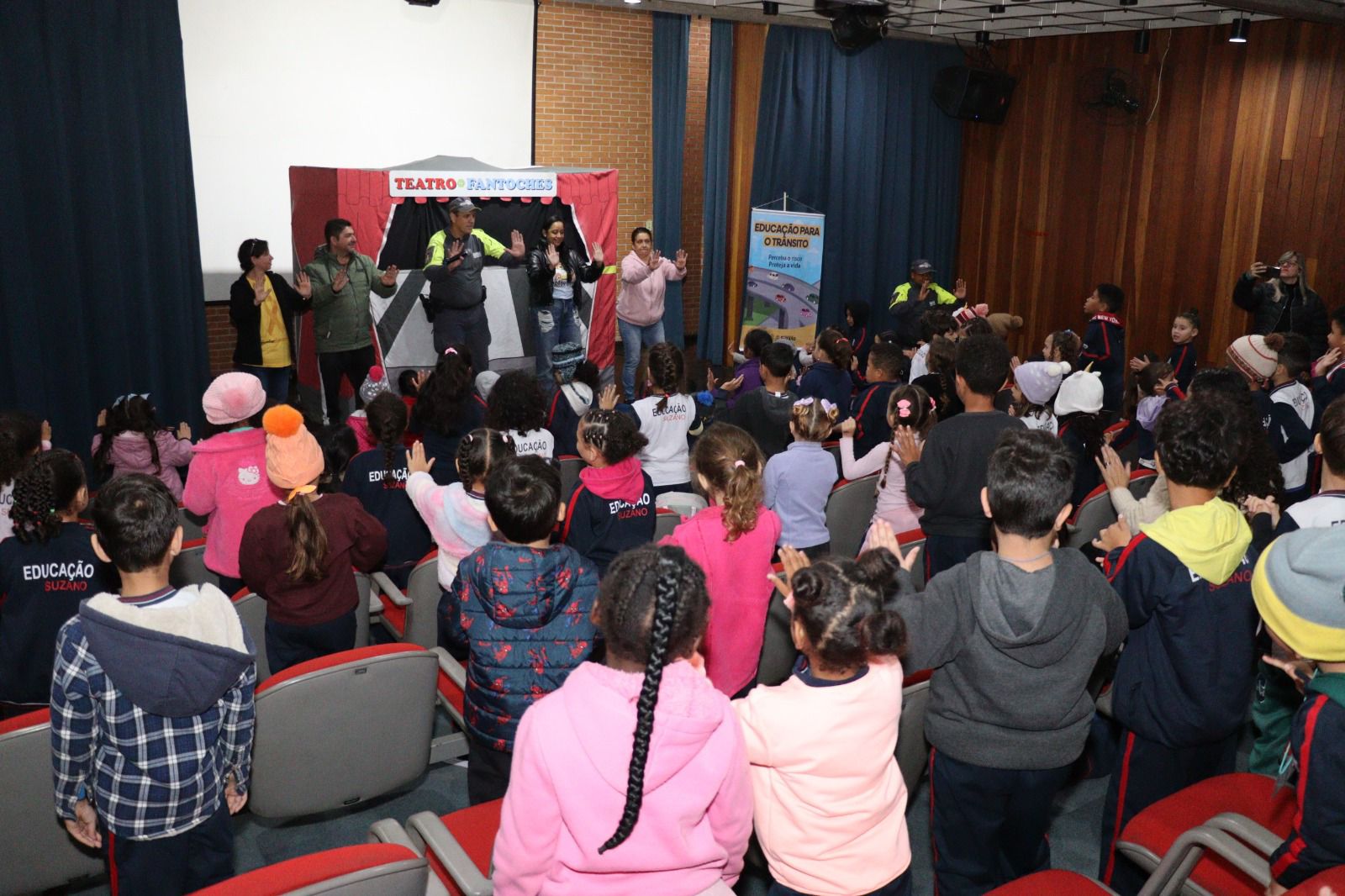 TEATRO DE FANTOCHES ENSINA SEGURANÇA NO TRÂNSITO A ALUNOS EM SUZANO