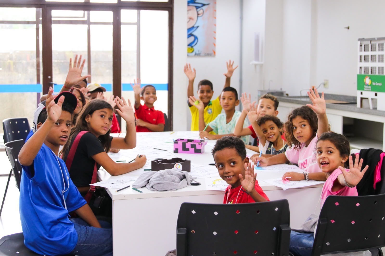 CRIANÇAS E ADOLESCENTES DE FERRAZ PARTICIPAM DE VISITA À FÁBRICA DE CULTURA