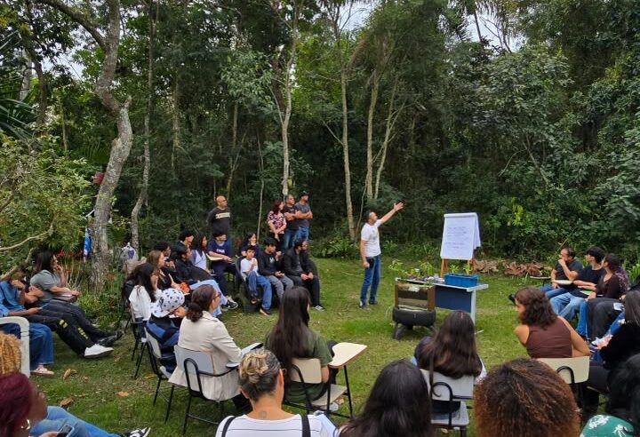 POÁ REALIZA OFICINA DE MINIFLORESTA E ILHA VERDE COM JOVENS