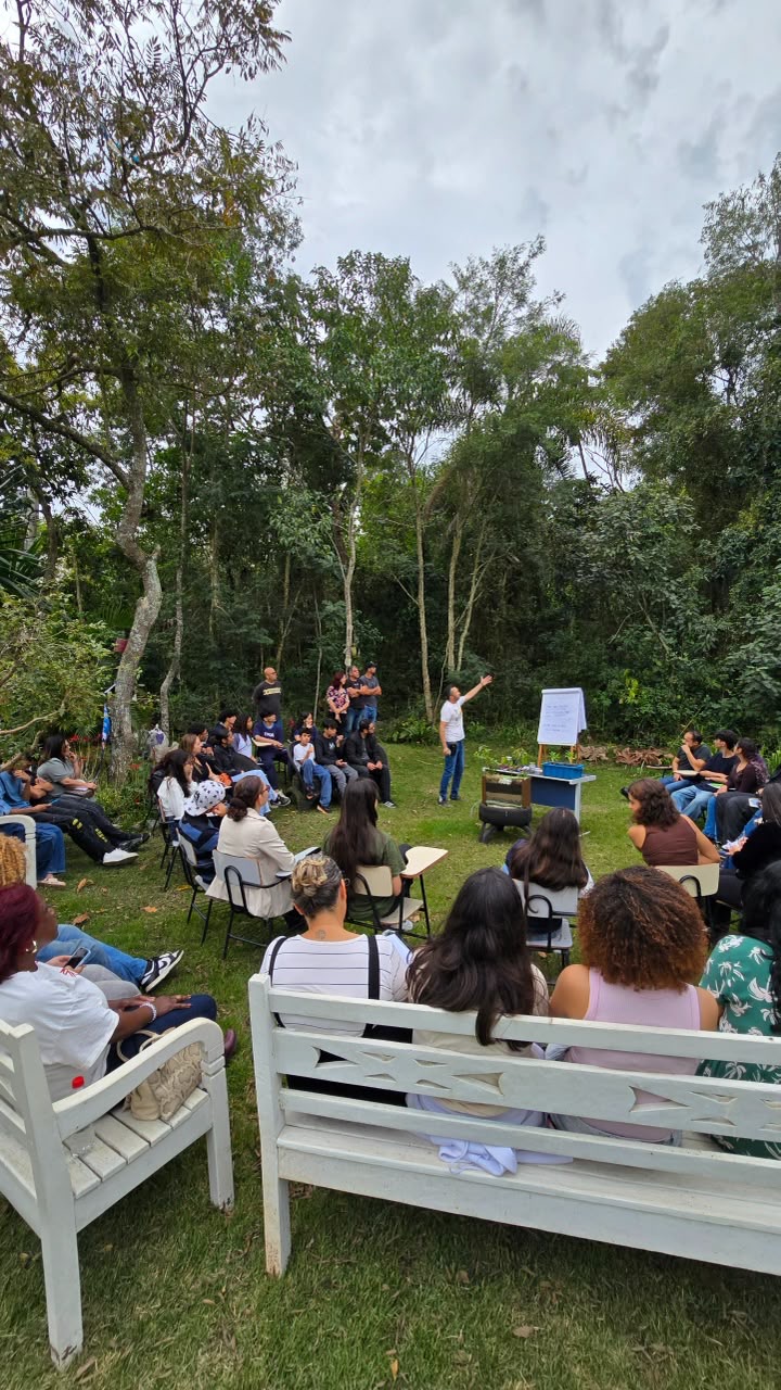 POÁ REALIZA OFICINA DE MINIFLORESTA E ILHA VERDE COM JOVENS